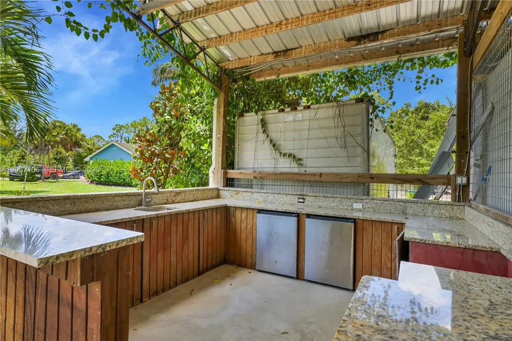 2587 E Rd Loxahatchee, FL 33470