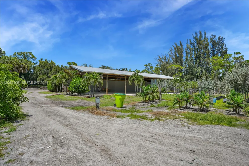 2587 E Rd Loxahatchee, FL 33470