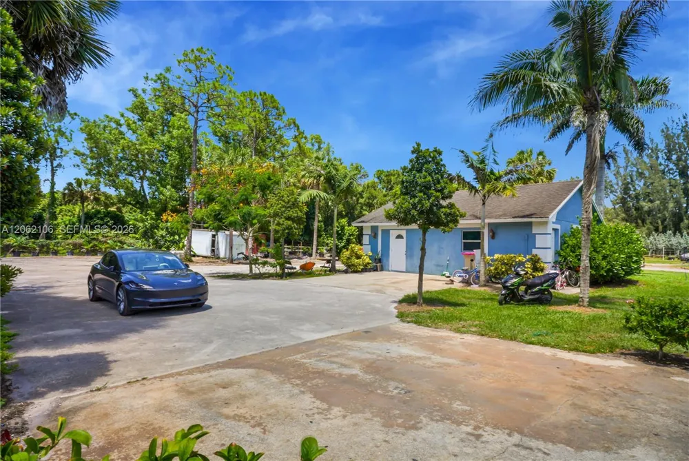 2587 E Rd Loxahatchee, FL 33470