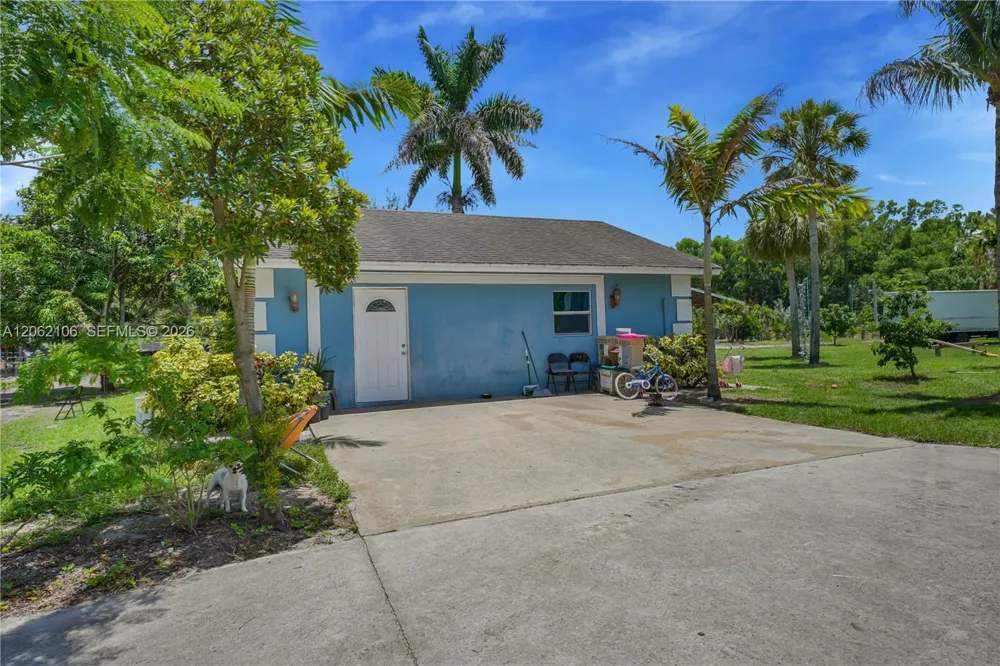 2587 E Rd Loxahatchee, FL 33470