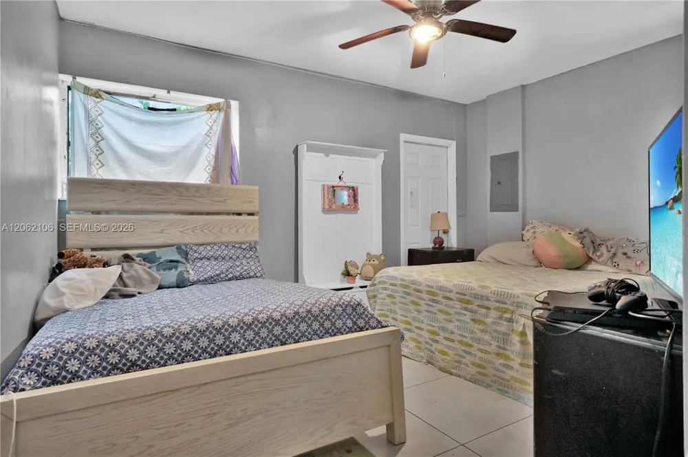 2587 E Rd Loxahatchee, FL 33470