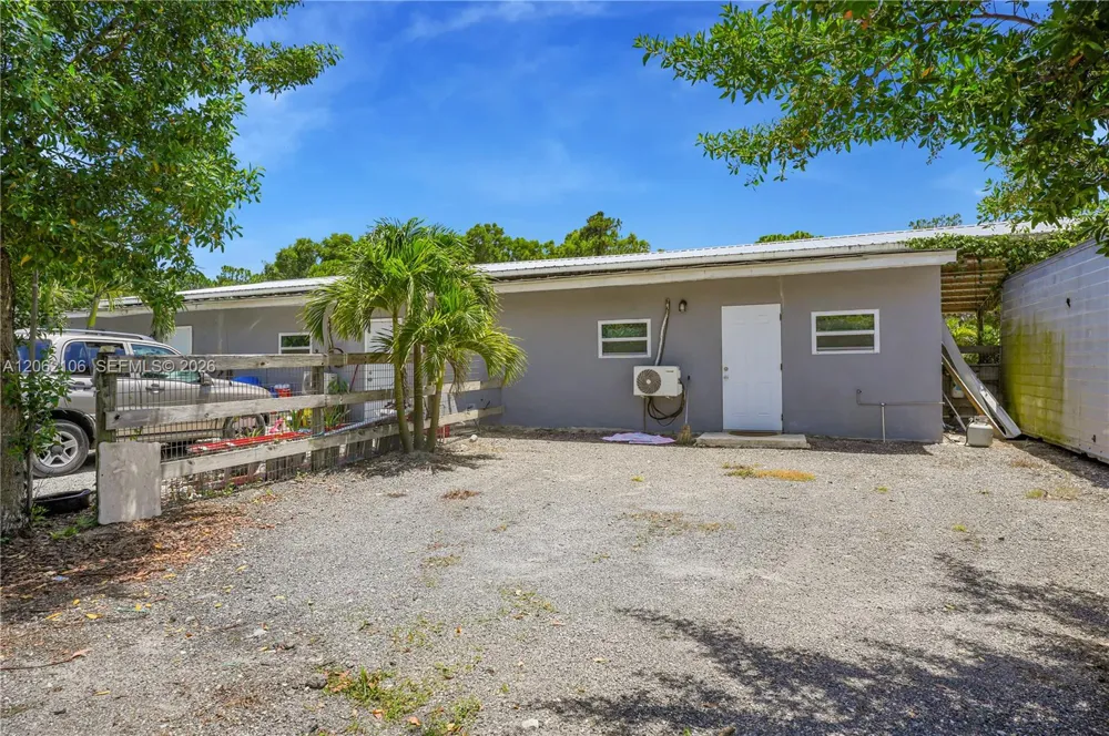 2587 E Rd Loxahatchee, FL 33470