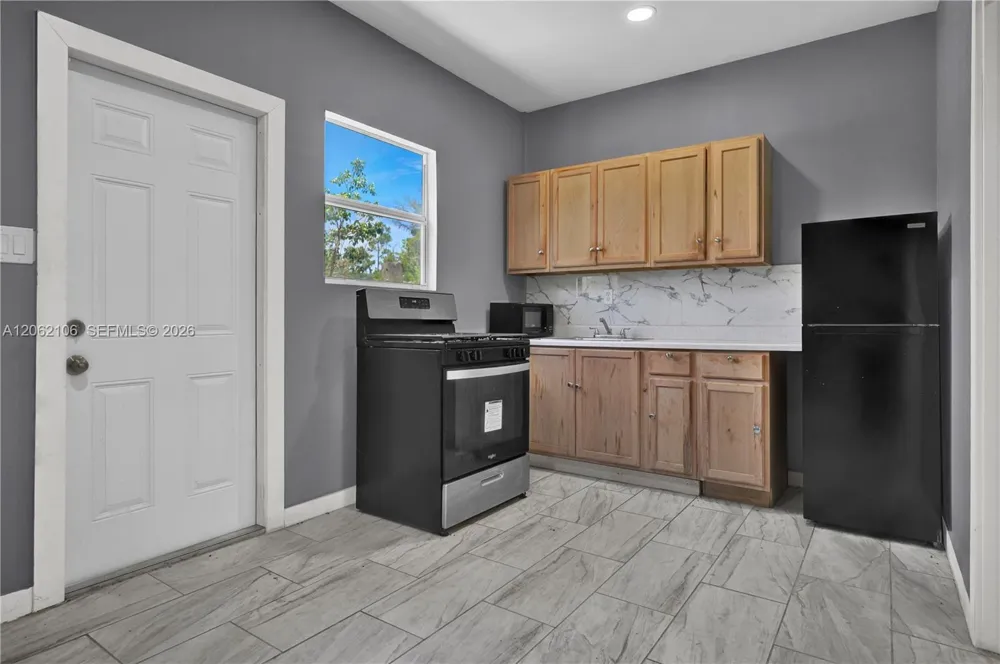 2587 E Rd Loxahatchee, FL 33470