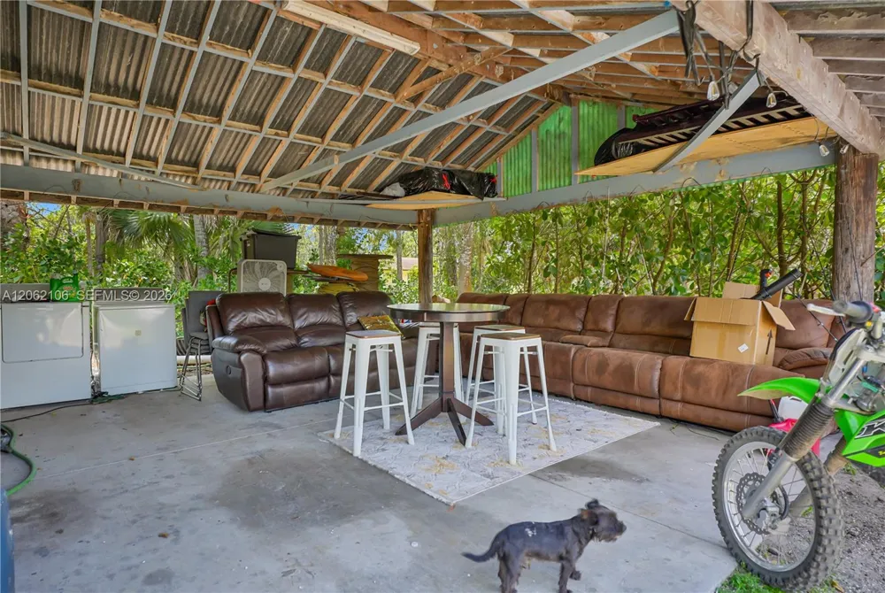 2587 E Rd Loxahatchee, FL 33470