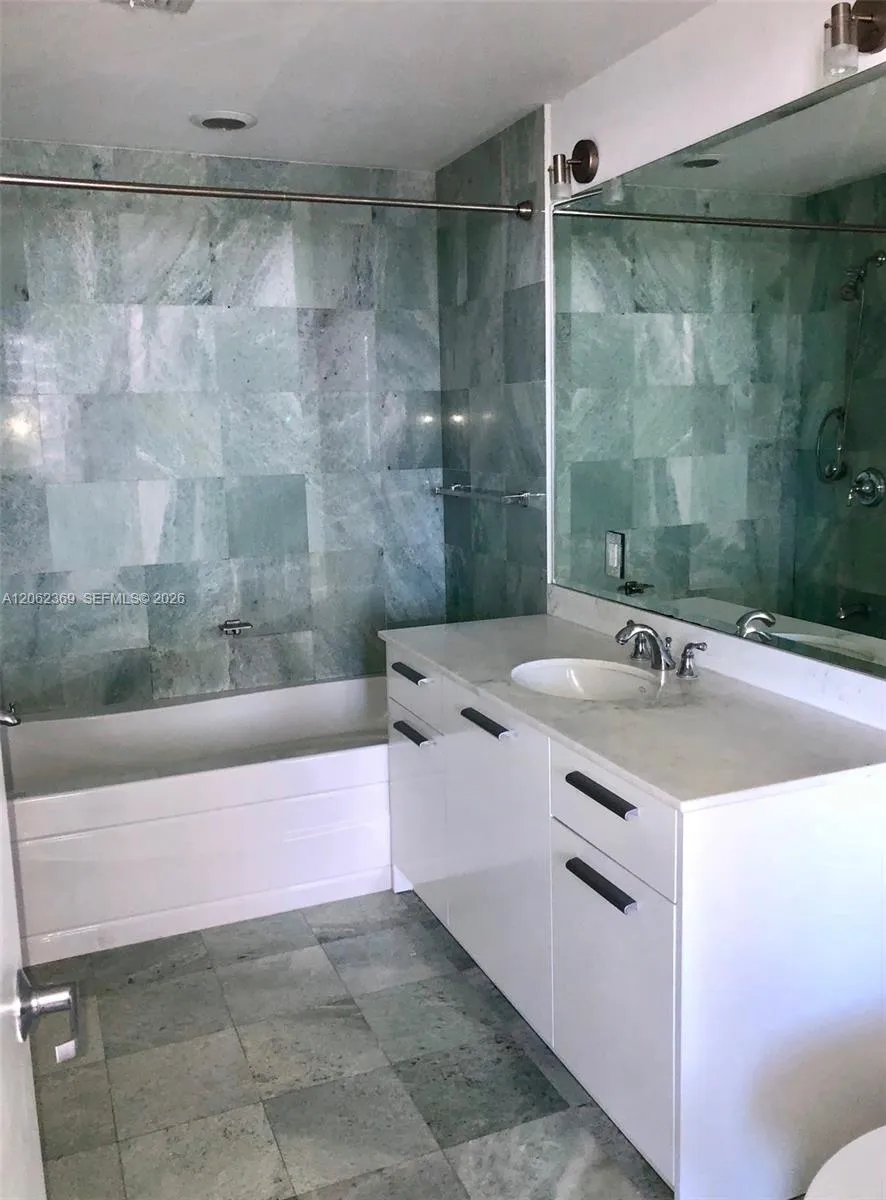 1050 BRICKELL AV #2904 Miami, FL 33131