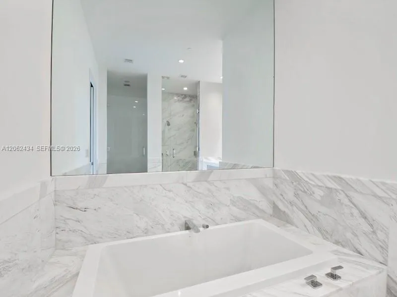 2811 S Bayshore Dr #5C Coconut Grove, FL 33133