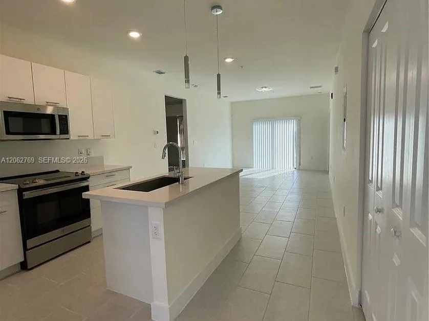 8167 NW 41st St #E-409 Doral, FL 33166