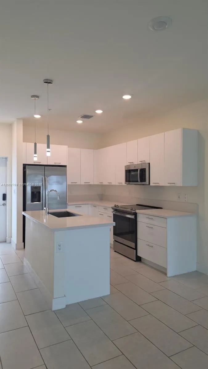 8167 NW 41st St #E-409 Doral, FL 33166