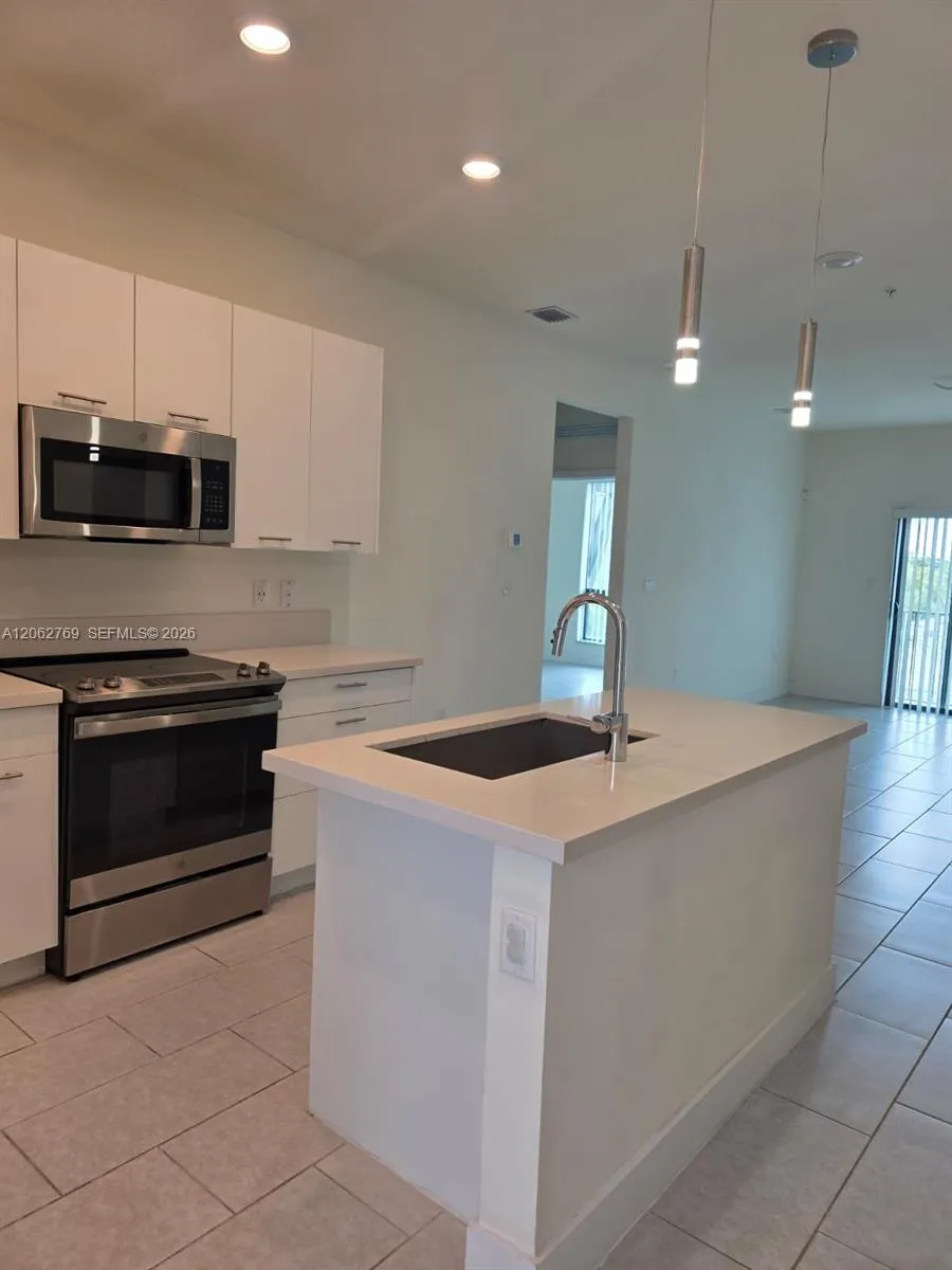 8167 NW 41st St #E-409 Doral, FL 33166