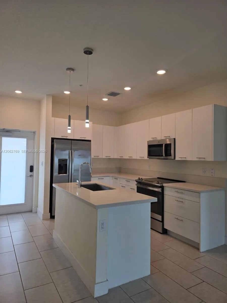 8167 NW 41st St #E-409 Doral, FL 33166
