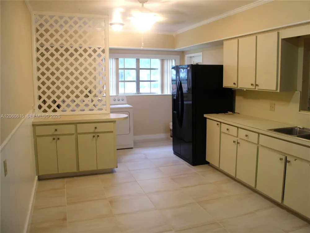 70 Hammond Dr Miami Springs, FL 33166