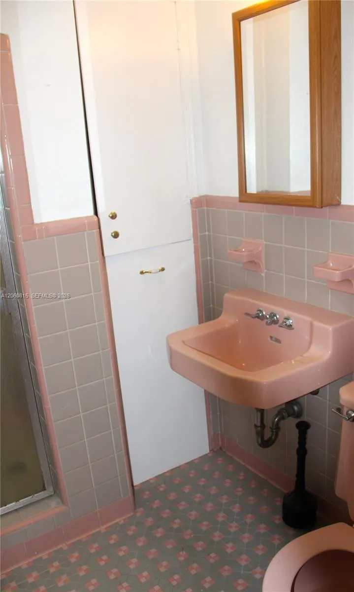 70 Hammond Dr Miami Springs, FL 33166