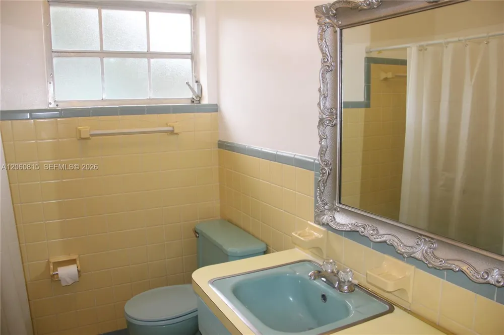 70 Hammond Dr Miami Springs, FL 33166