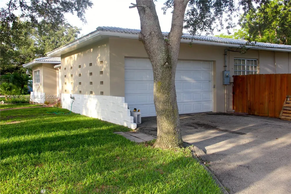 70 Hammond Dr Miami Springs, FL 33166