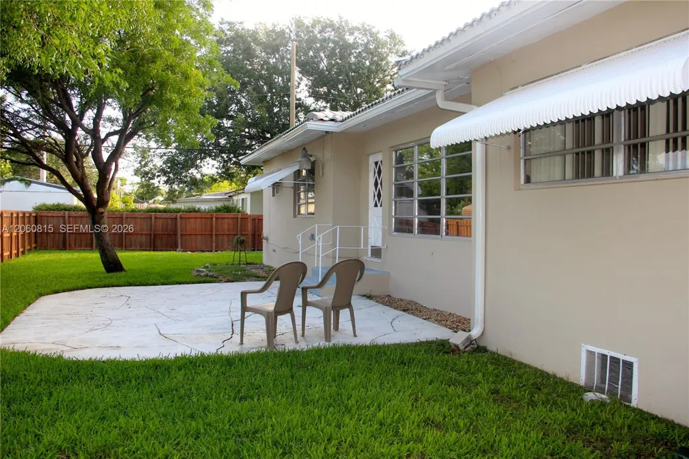 70 Hammond Dr Miami Springs, FL 33166