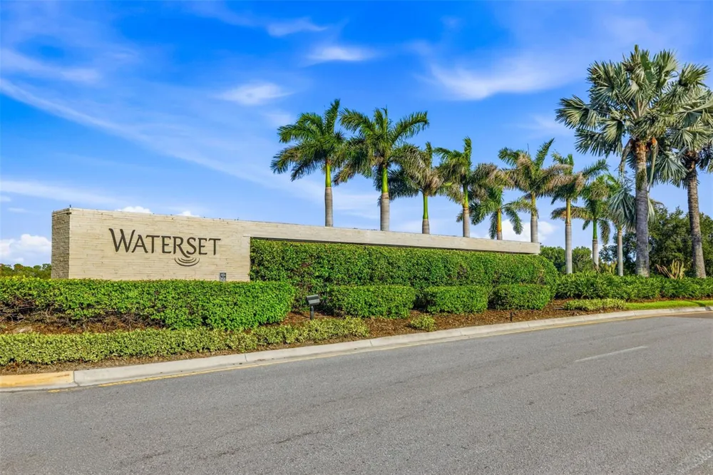 5254 WOLF CREEK DRIVE Apollo Beach, FL 33572