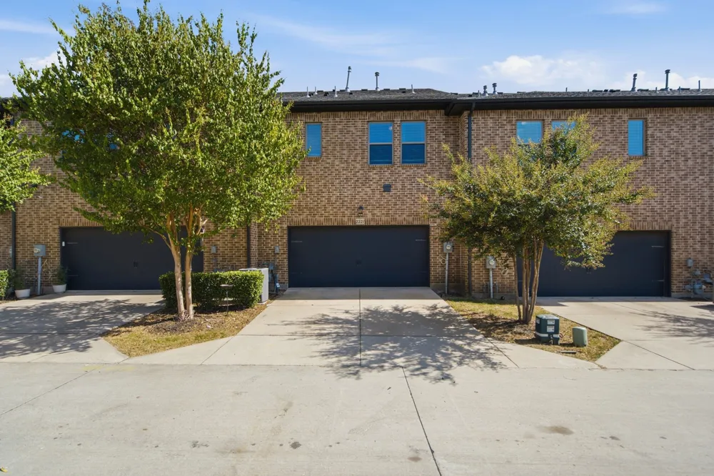 2221 Lasso Lane Carrollton, TX 75010