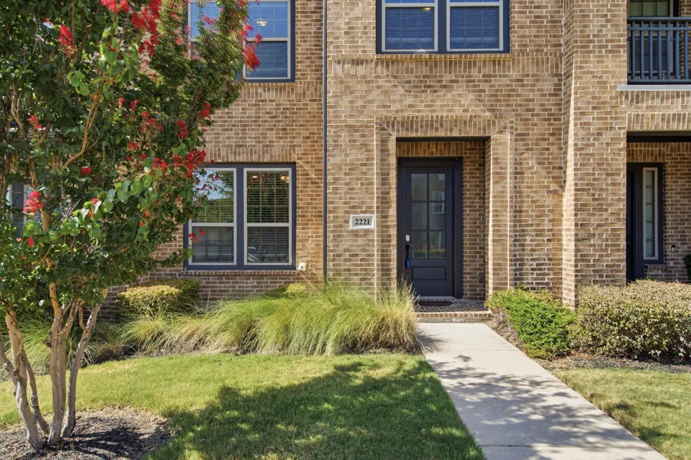2221 Lasso Lane Carrollton, TX 75010