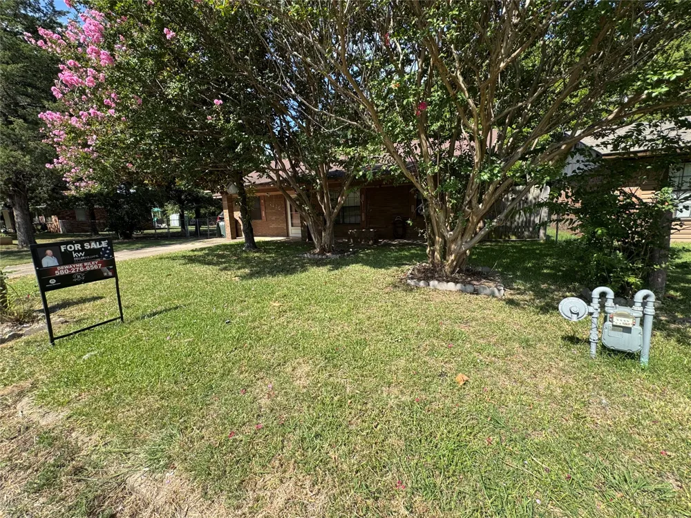 1608 E Crestview Avenue E Marietta, OK 73448