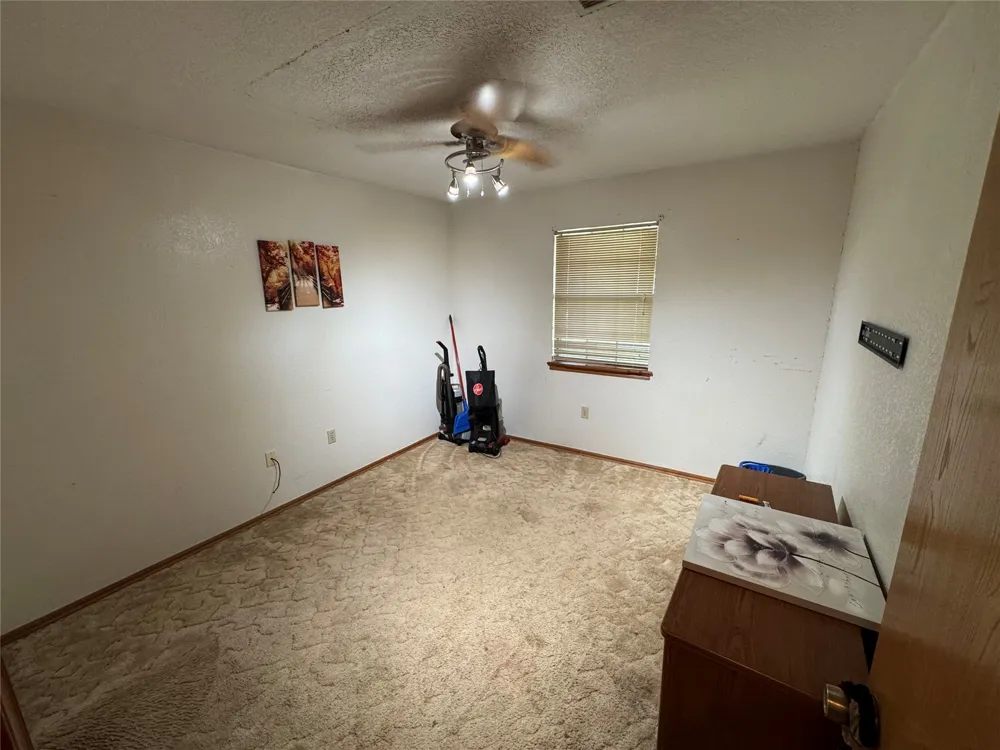 1608 E Crestview Avenue E Marietta, OK 73448