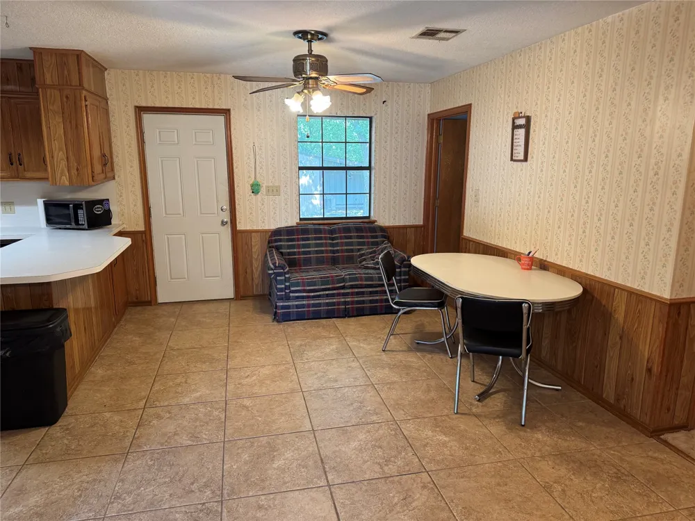 1608 E Crestview Avenue E Marietta, OK 73448