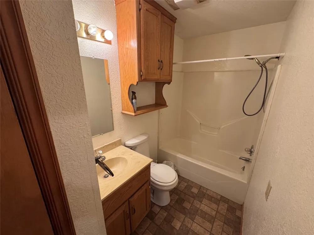 1608 E Crestview Avenue E Marietta, OK 73448