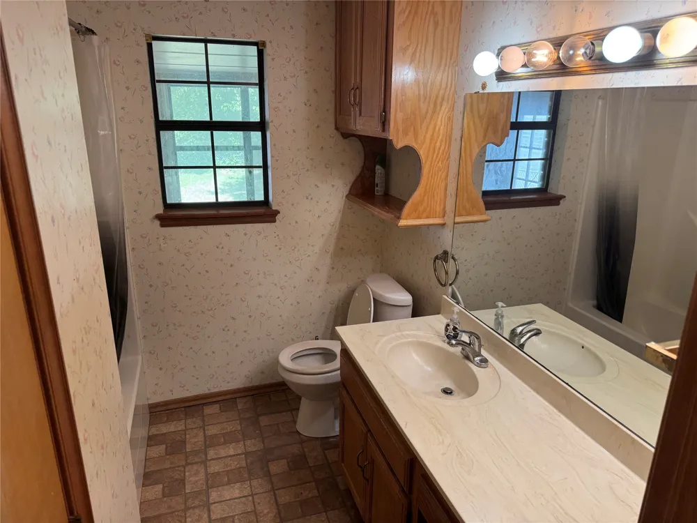 1608 E Crestview Avenue E Marietta, OK 73448