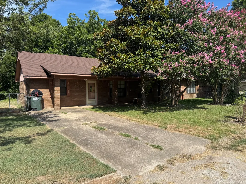 1608 E Crestview Avenue E Marietta, OK 73448