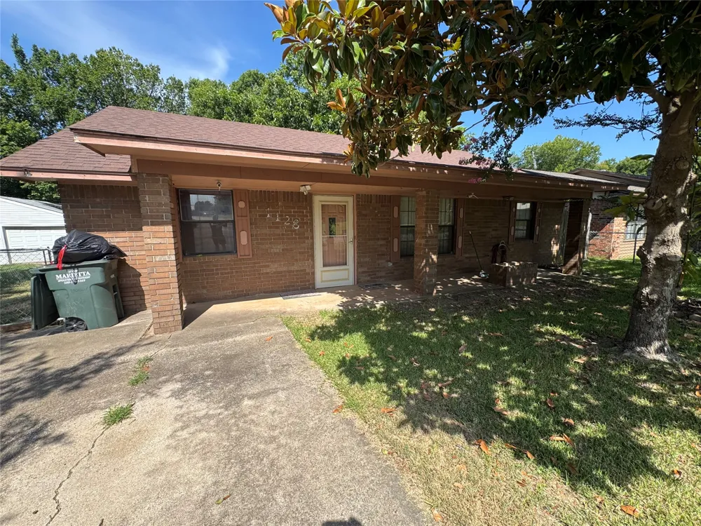 1608 E Crestview Avenue E Marietta, OK 73448