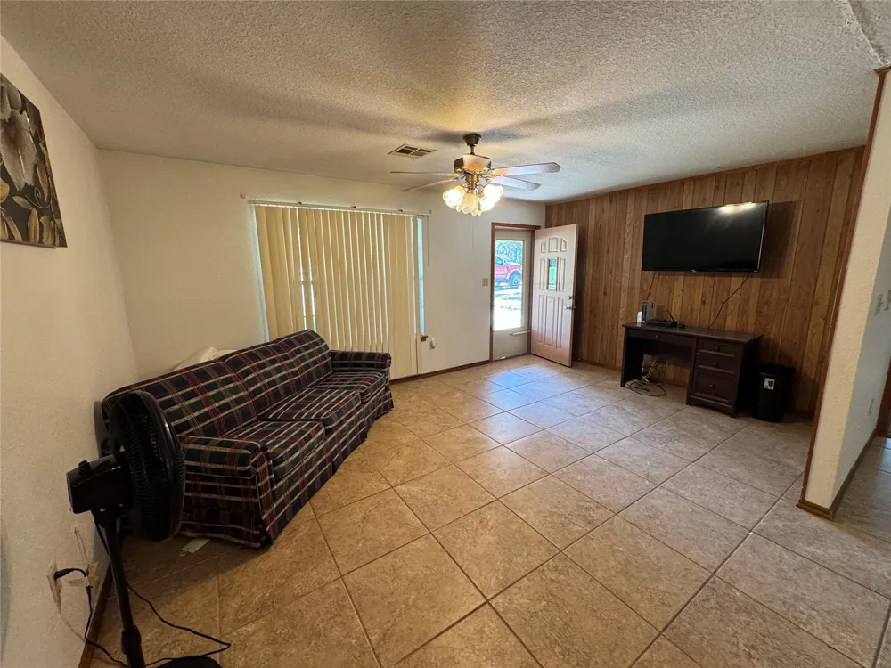 1608 E Crestview Avenue E Marietta, OK 73448