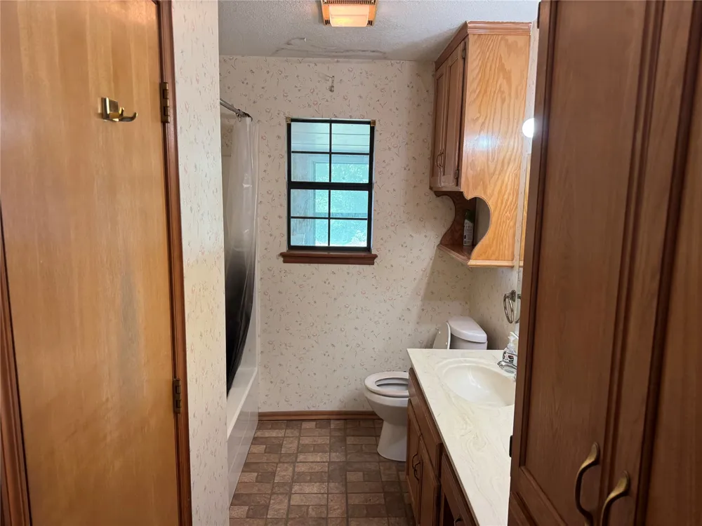 1608 E Crestview Avenue E Marietta, OK 73448
