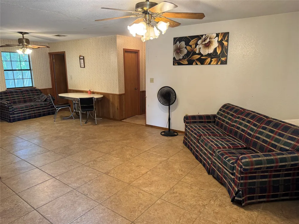 1608 E Crestview Avenue E Marietta, OK 73448
