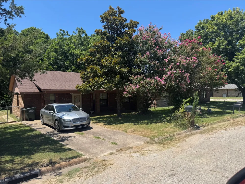 1608 E Crestview Avenue E Marietta, OK 73448