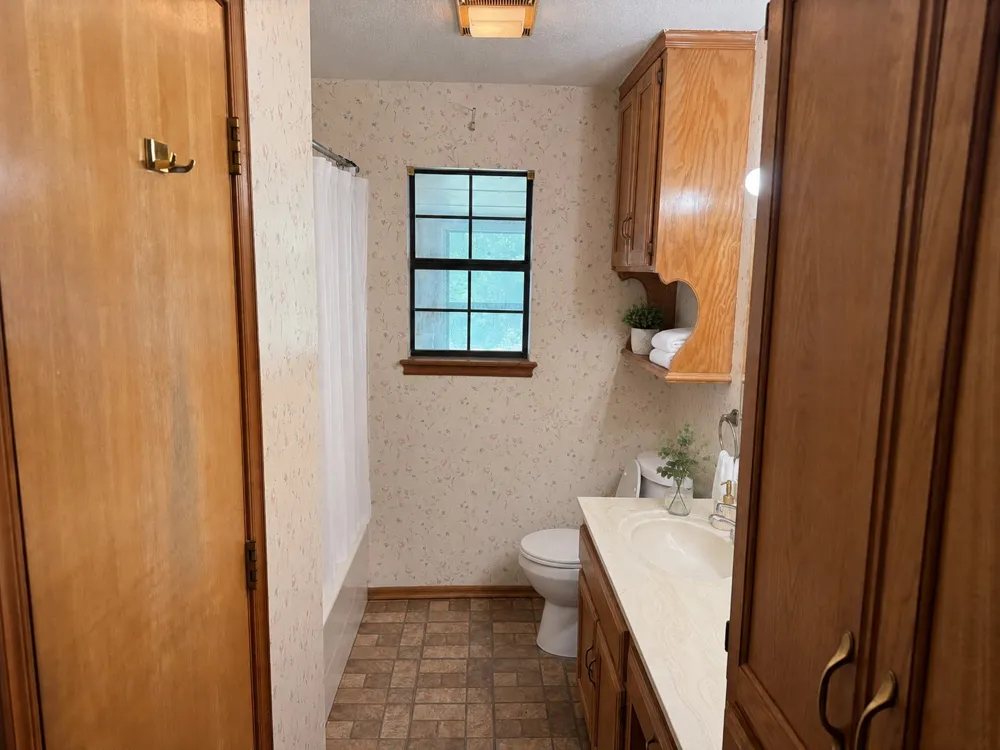 1608 E Crestview Avenue E Marietta, OK 73448