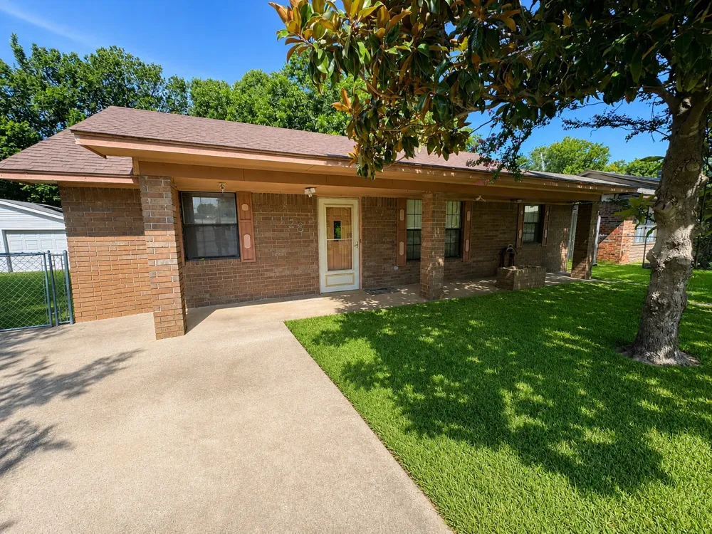 1608 E Crestview Avenue E Marietta, OK 73448