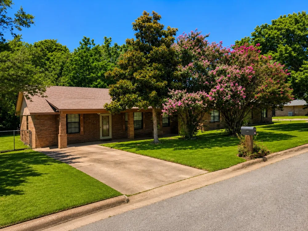 1608 E Crestview Avenue E Marietta, OK 73448