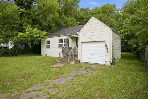 738 E Henderson Drive