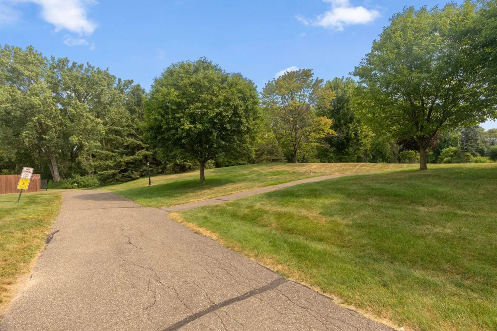2445 Londin Lane E #202 Maplewood, MN 55119