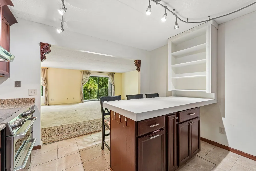 2445 Londin Lane E #202 Maplewood, MN 55119
