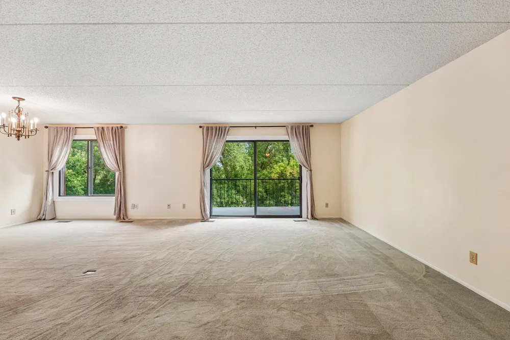2445 Londin Lane E #202 Maplewood, MN 55119