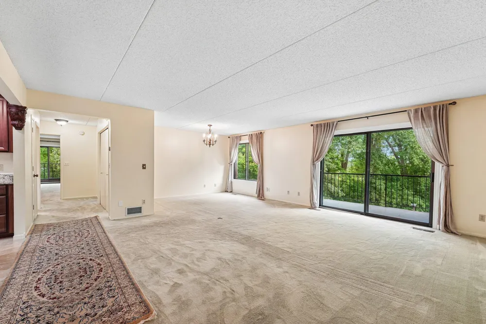 2445 Londin Lane E #202 Maplewood, MN 55119