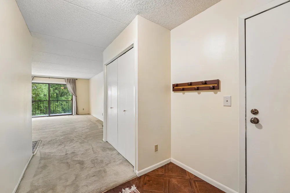 2445 Londin Lane E #202 Maplewood, MN 55119