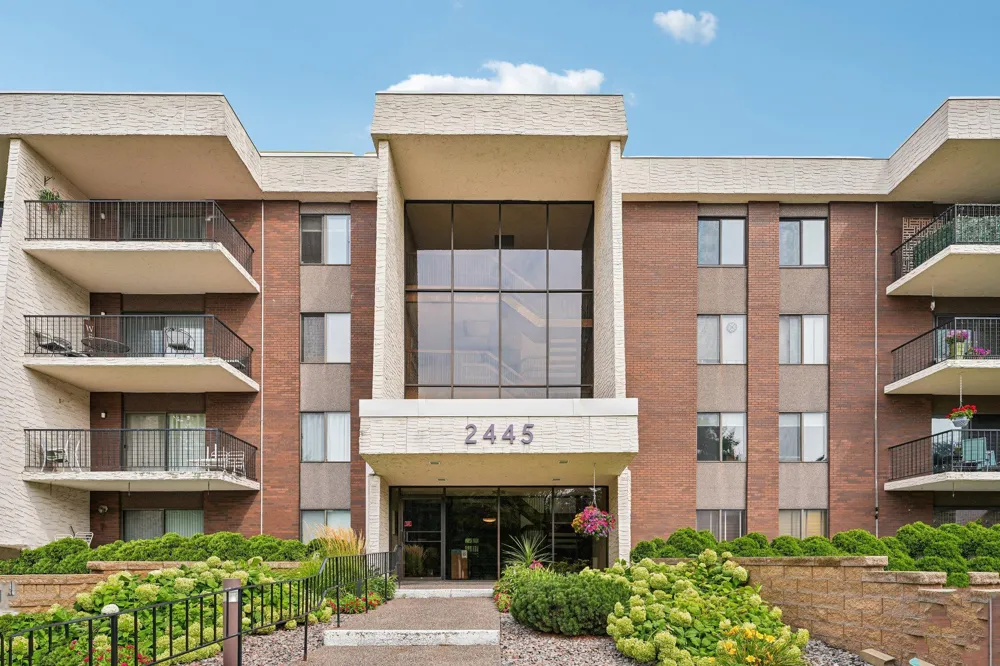 2445 Londin Lane E #202 Maplewood, MN 55119