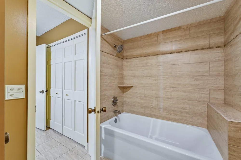 2445 Londin Lane E #202 Maplewood, MN 55119