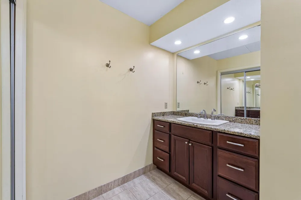2445 Londin Lane E #202 Maplewood, MN 55119