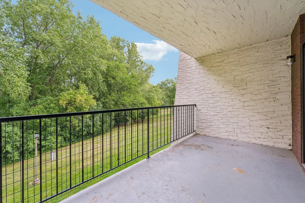 2445 Londin Lane E #202 Maplewood, MN 55119