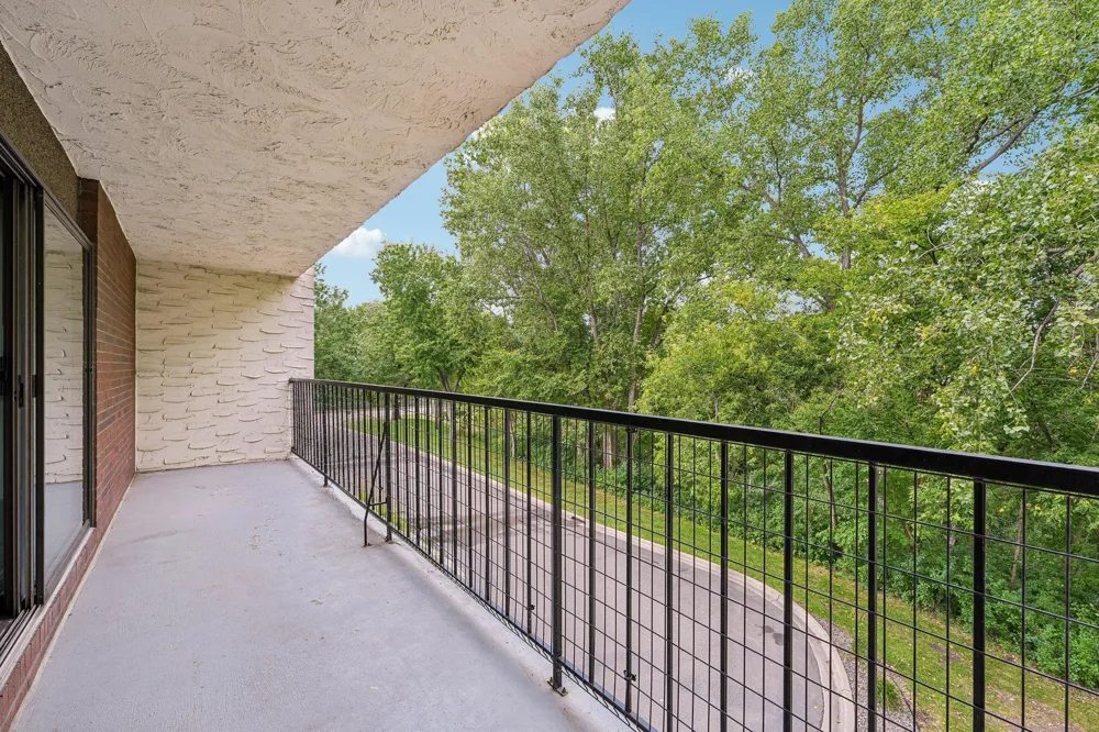 2445 Londin Lane E #202 Maplewood, MN 55119