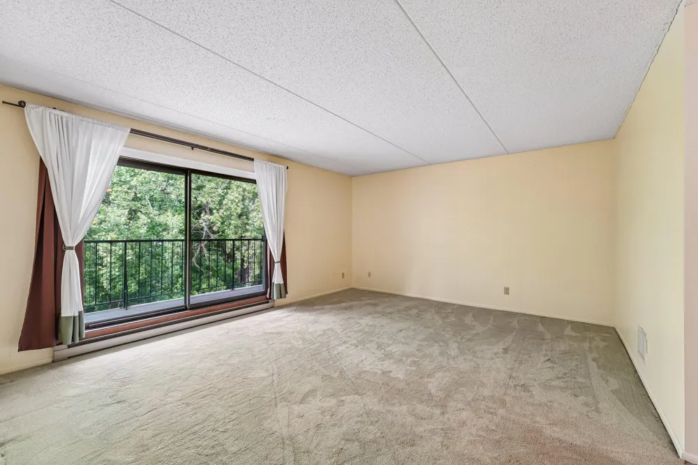 2445 Londin Lane E #202 Maplewood, MN 55119