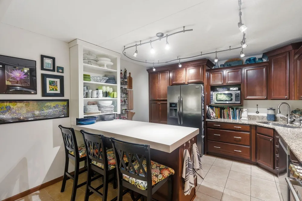 2445 Londin Lane E #202 Maplewood, MN 55119