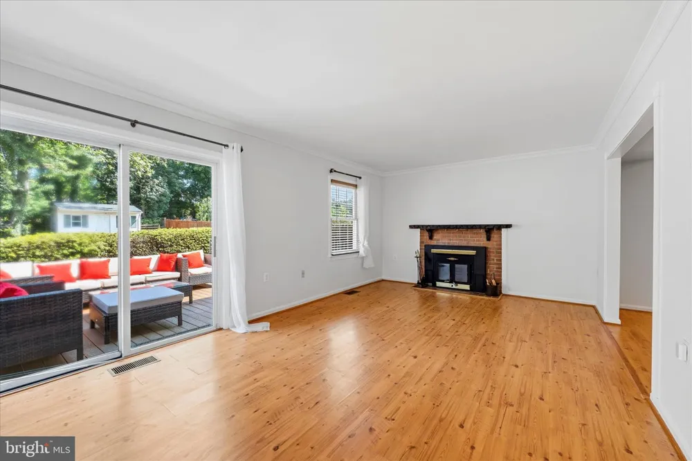 706 EDWARDS FERRY ROAD NE Leesburg, VA 20176